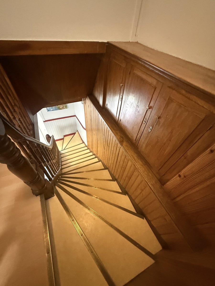 Escalier en bois d'origine du chalet
