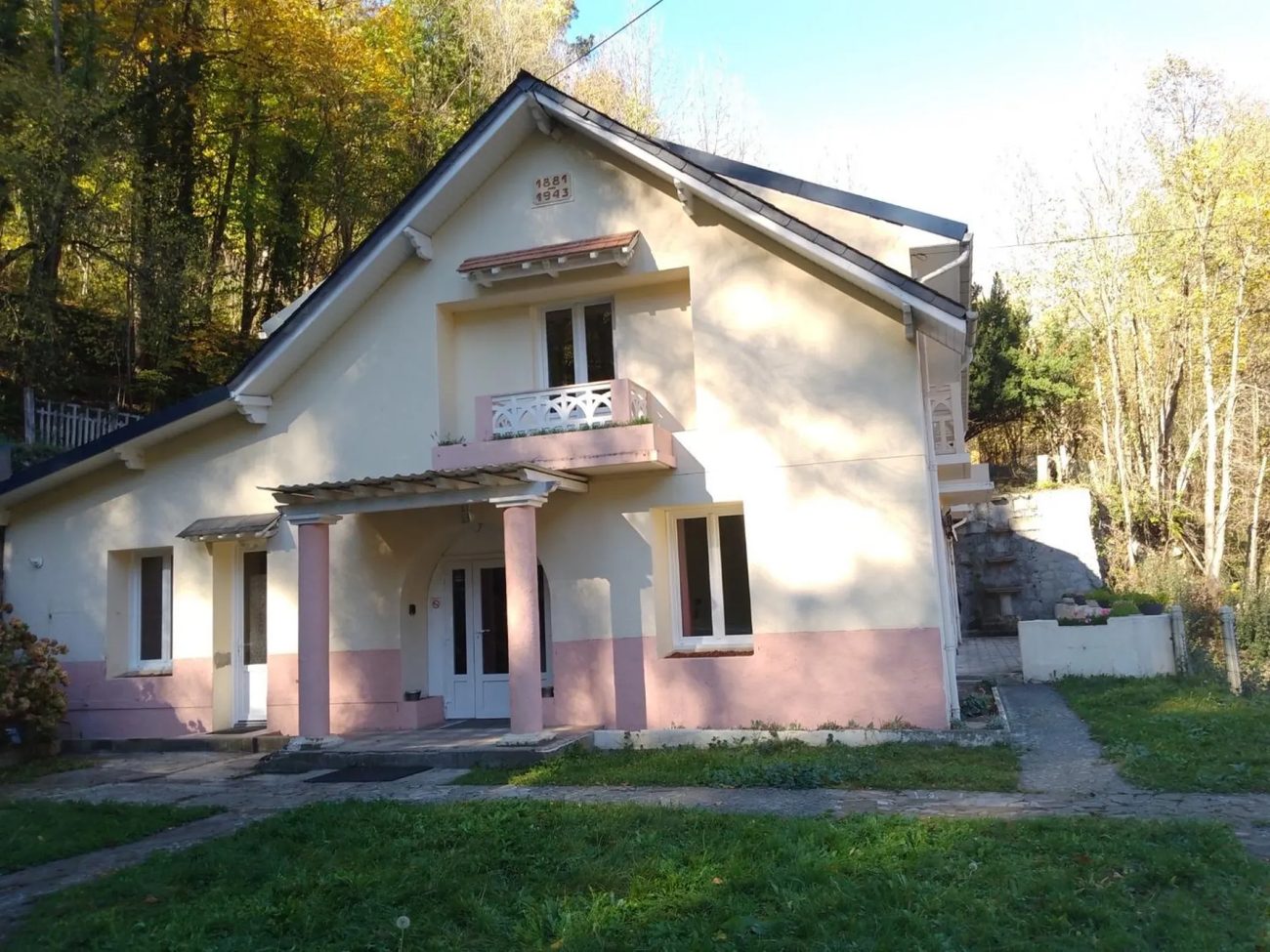 Façade du Chalet Bellevue en automne