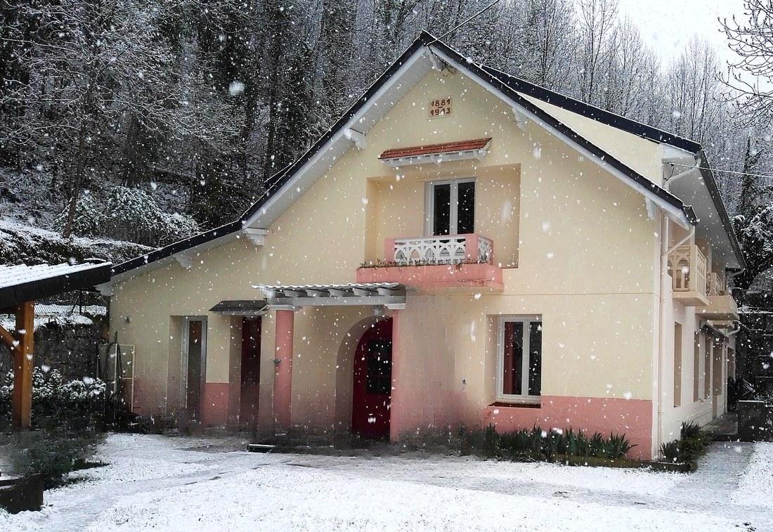 Le Chalet Bellevue sous la neige, Bagnères-de-Luchon