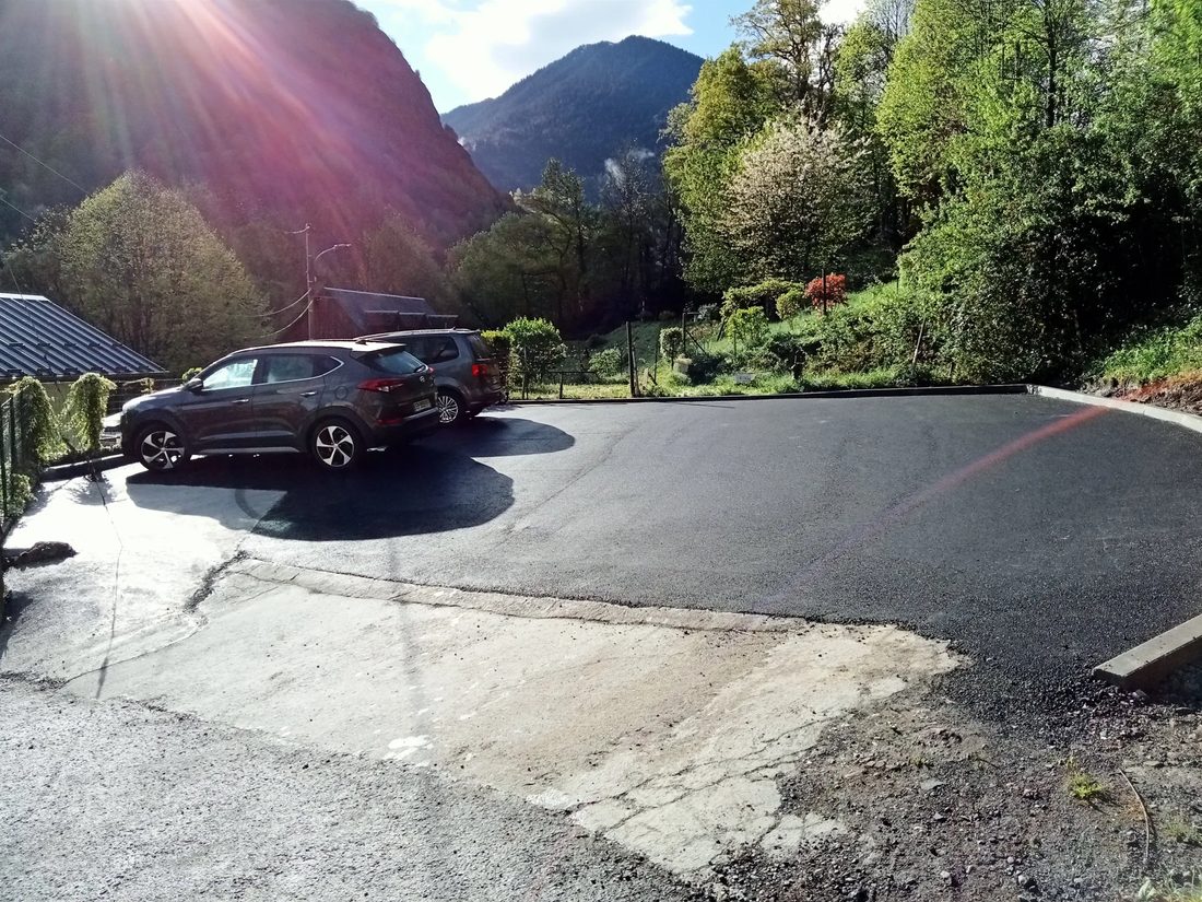 Parking privé du chalet, vue sur les montagnes