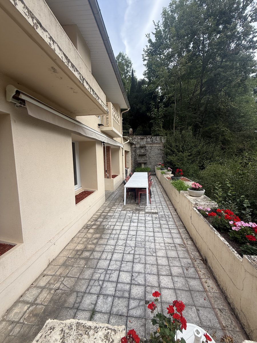 Terrasse extérieure avec table pour les repas en plein air