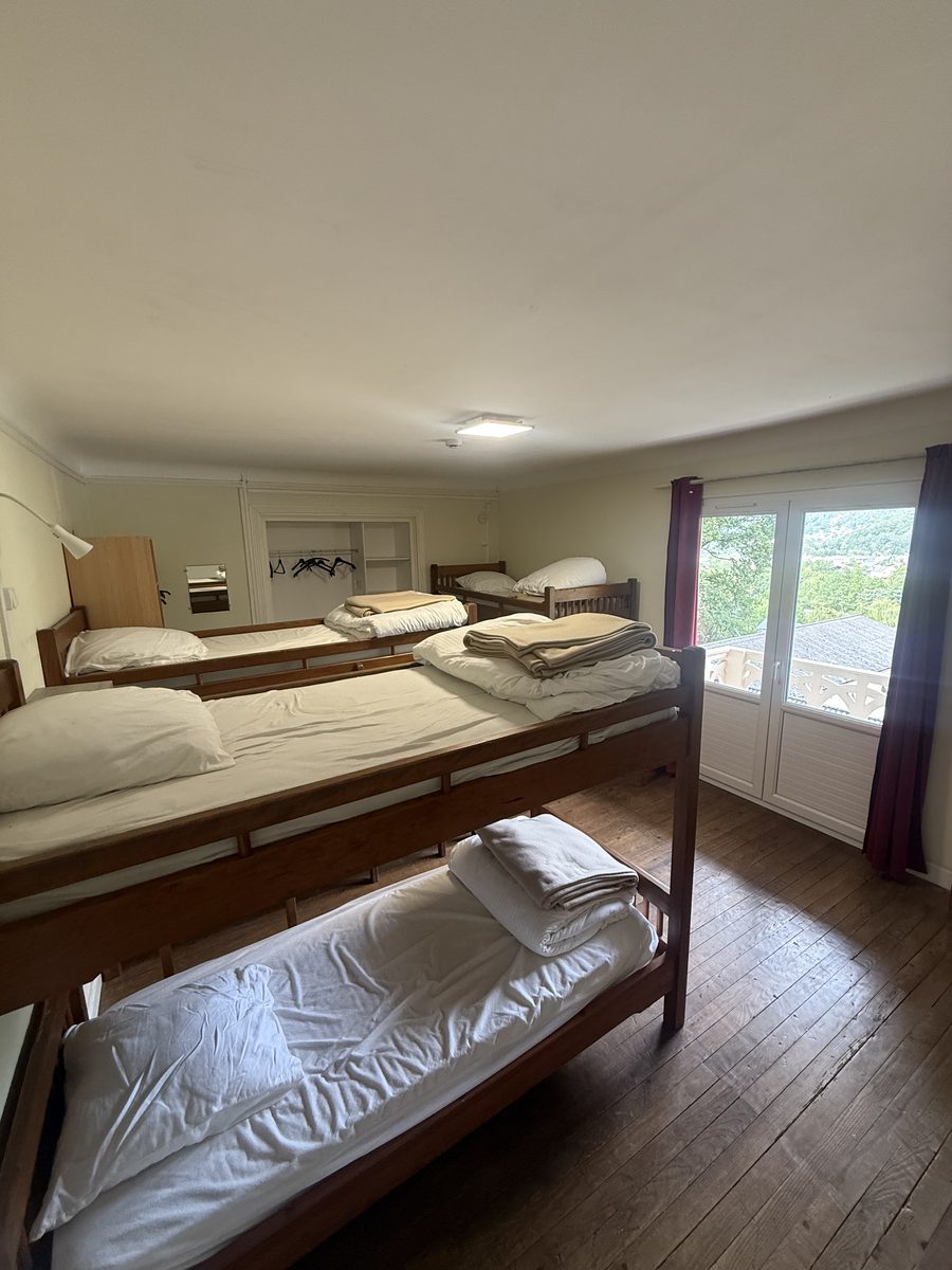 Une chambre à lits superposés avec vue sur la vallée