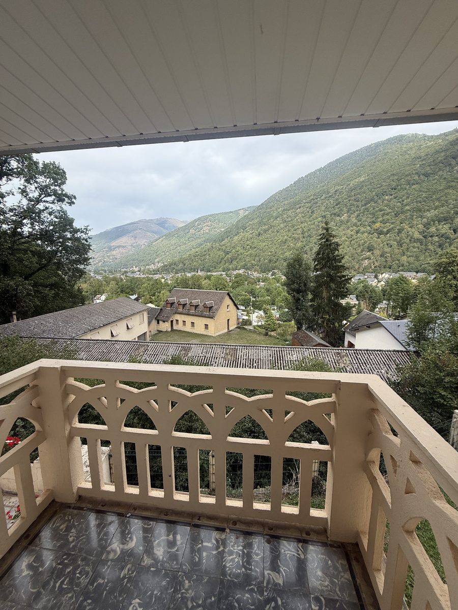 Vue sur les montagnes depuis un balcon du chalet